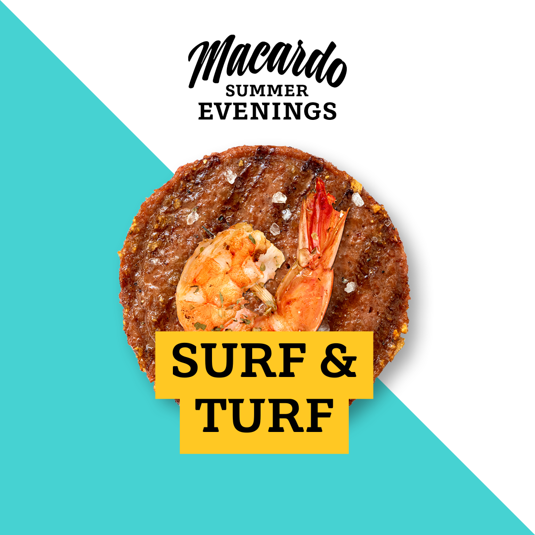 Ein Burger mit zwei Garnelen, präsentiert als Surf & Turf Kreation, liegt vor einem Hintergrund in Weiss und Türkis. Ein gelbes Banner trägt den Text "Surf & Turf". Darüber steht der Schriftzug "Macardo Summer Evenings".