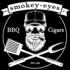 Schwarz-weisses Logo mit Schriftzug, Bartträger mit Kappe, Sonnenbrille und Zigarre im Mund. Im Hintergrund sind BBQ Utensilien gekreuzt. Die Aufschrift ist smokey-eyes, BBQ und Cigars.
