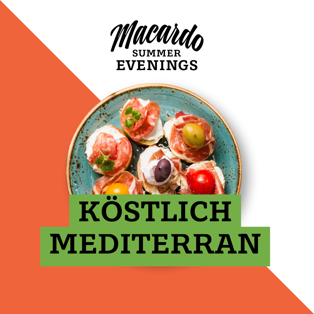 Appetitliche, mediterrane Häppchen auf einem Teller, angerichtet mit Salami, Oliven und Tomaten. Der Text "Macardo Summer Evenings" und "Köstlich Mediterran" ist im Bild integriert. Einladende Präsentation für einen Sommerabend.