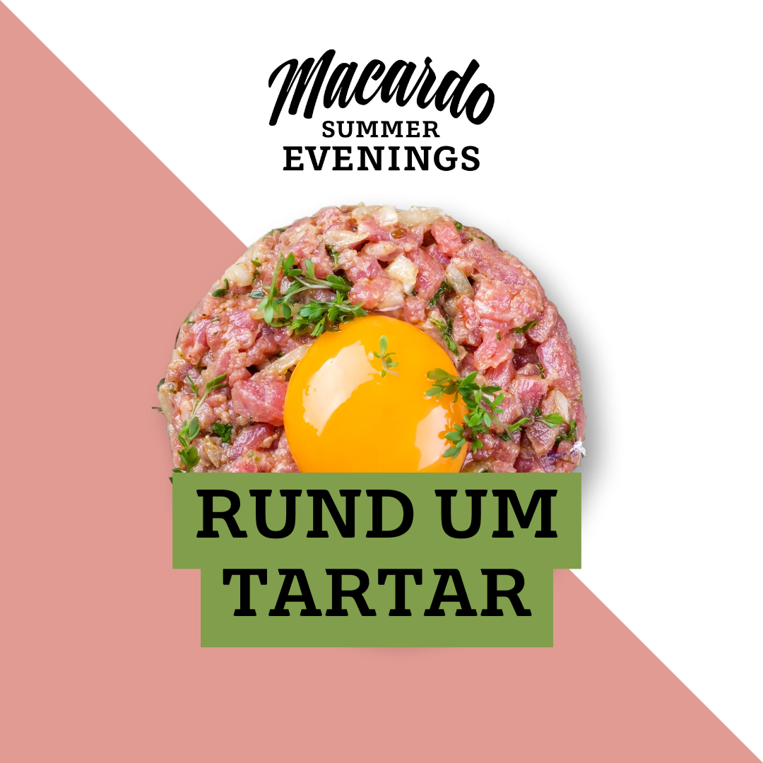 Auf dem Bild ist ein angerichtetes Rindstatar mit rohem Eigelb zu sehen, garniert mit frischen Kräutern. Ein grüner Banner mit dem Text "Rund um Tatar" liegt darüber. Oben steht "Macardo Summer Evenings". Hintergrund: Rosa/Weiß.