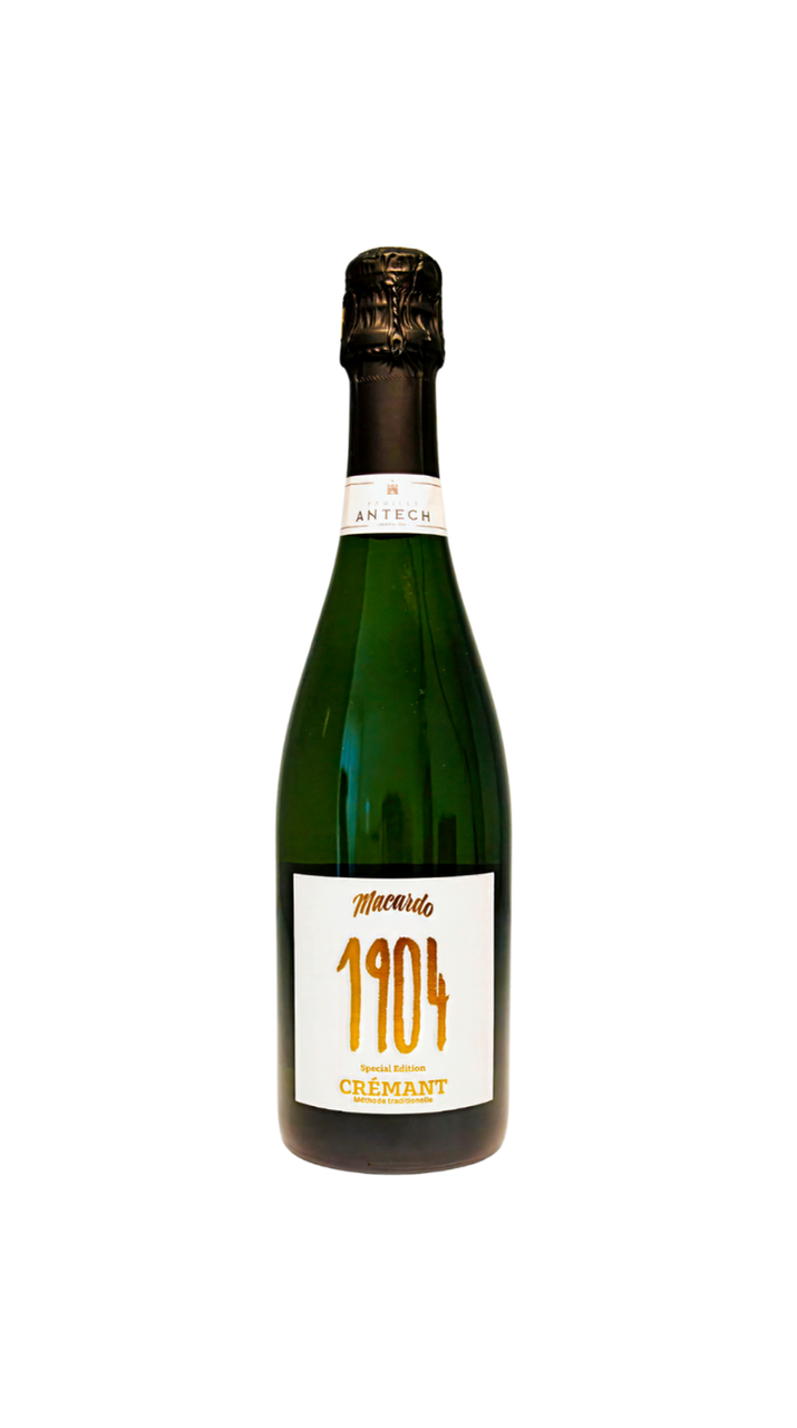 Eine grüne Crémant "1904" Réserve Extra Brut Flasche mit goldener Schrift auf weißem Etikett, zentriert auf weißem Hintergrund. Der Flaschenhals ist mit einer dunklen Folie versiegelt. Die Flasche steht aufrecht und ist im Fokus.